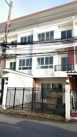 ทาวน์โฮมขาย : ทาวน์เฮ้าส์ย่านบางกะปิ Townhouse in Bang Kapi area