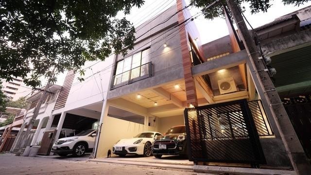 ให้เช่าทาวน์โฮม ย่านพร้อมพงษ์ สุขุมวิท49 ใกล้BTSพร้อมพงษ์ ตกแต่ง Style Modern Loft น่าอยู่