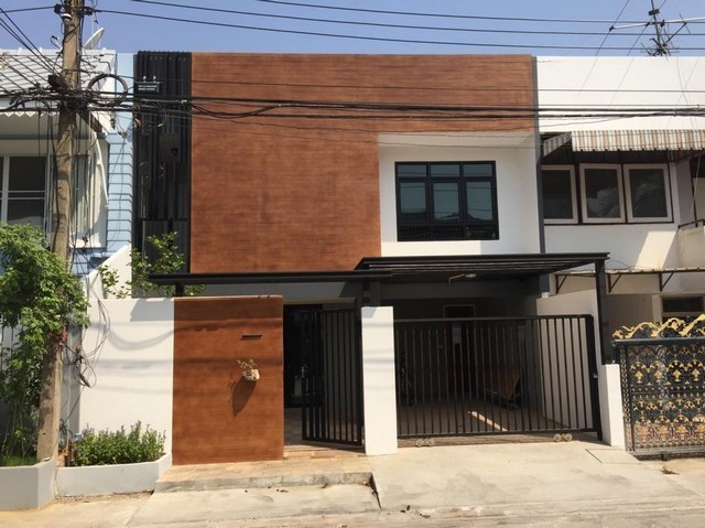 ขายทาวน์เฮ้าส์ 2 ชั้นตกแต่งใหม่ พหลโยธิน 19/1 ใกล้โรงเรียนหอวัง ใกล้ BTSลาดพร้าว